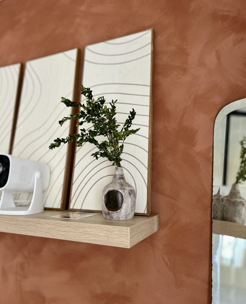 Studio parisien 21m² mur terracotta