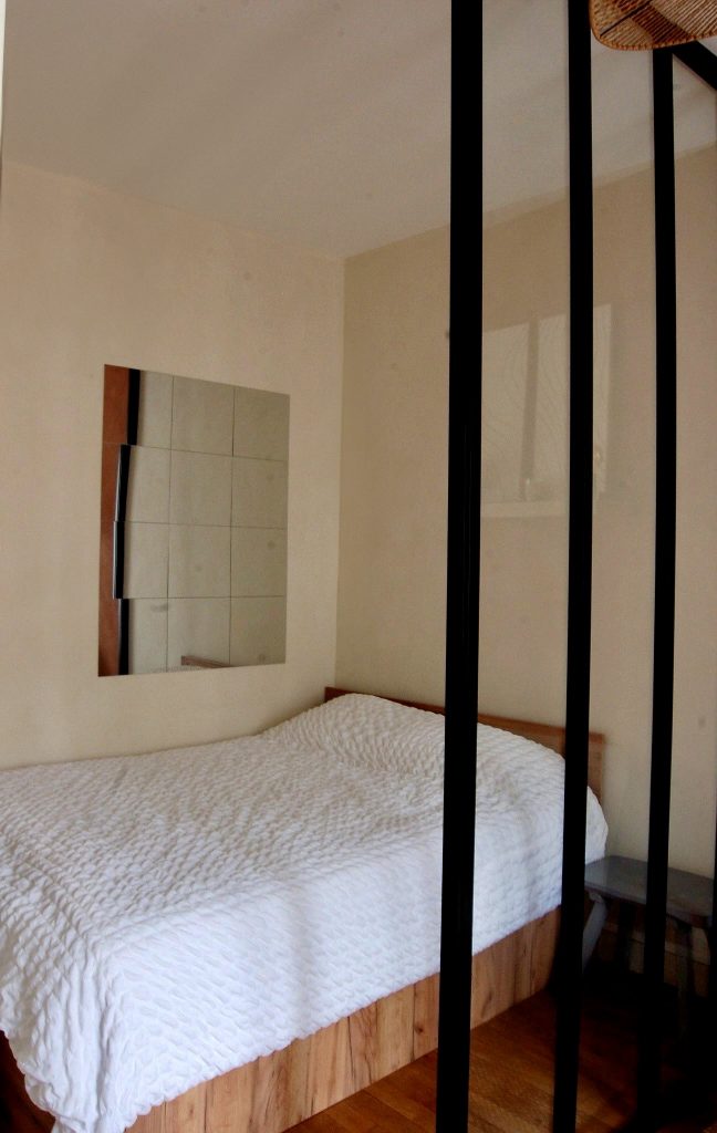 Studio parisien 21m² – chambre séparée par verrière noire