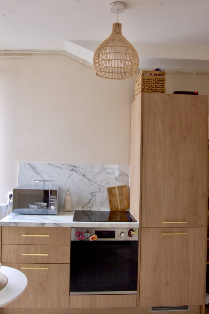 Studio parisien 21m² – cuisine bois clair et crédence marbre