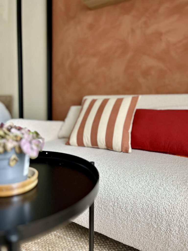 Studio parisien 21m² – coin salon avec canapé bouclette