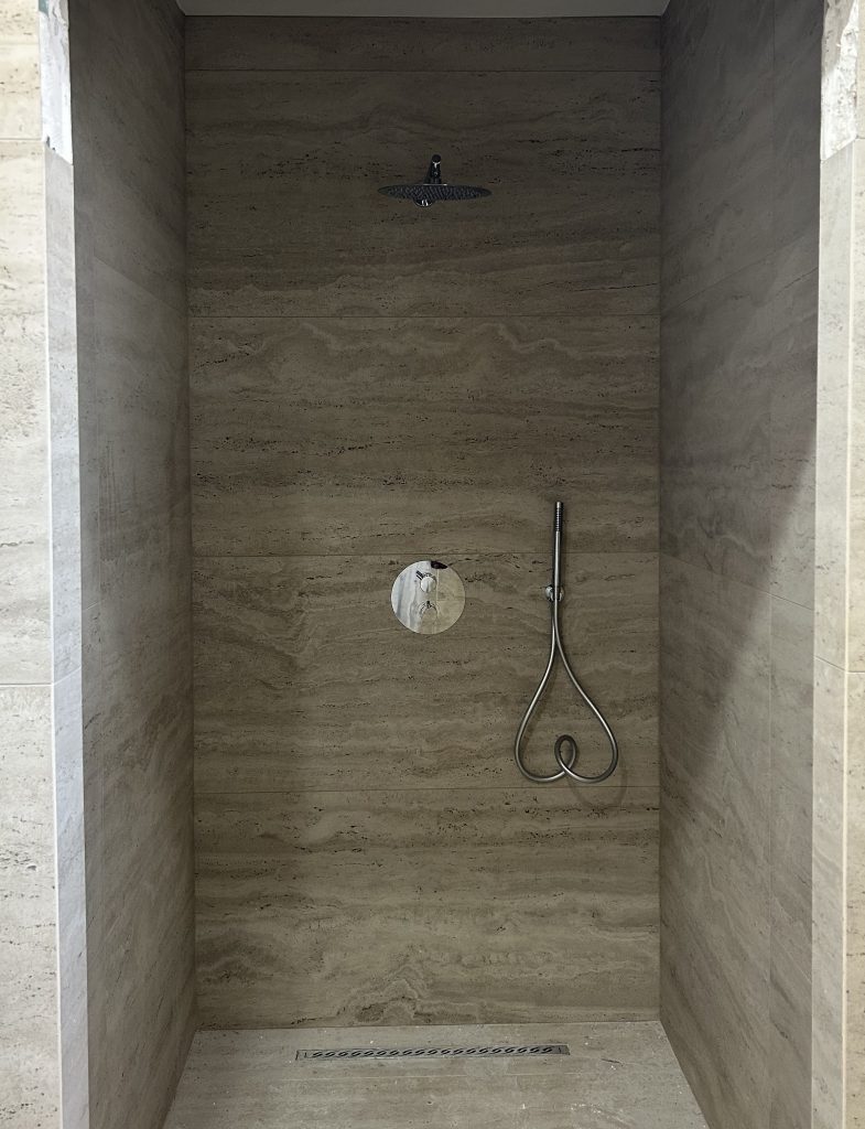 douche moderne en travertin – aménagement intérieur sur mesure à Tremblay