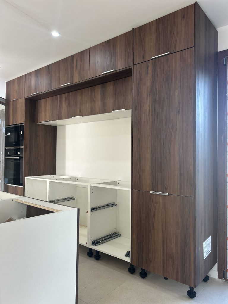 Cuisine en noyer et travertin – aménagement intérieur sur mesure à Tremblay