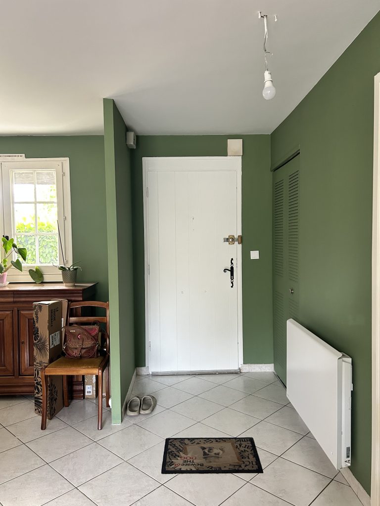 Entrée repeinte en vert cactus avec portes de placard assorties dans un salon Art Déco rénové