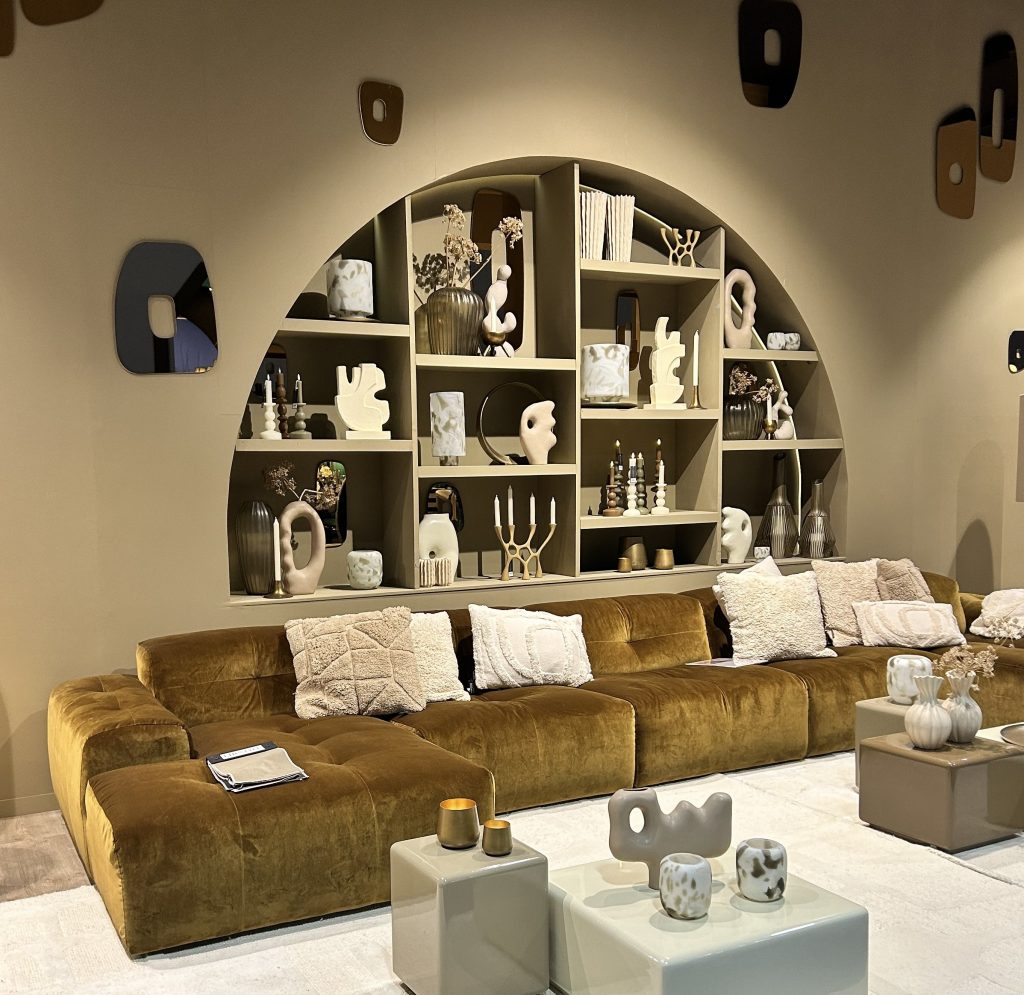 couleur et bien-être intérieur dans un salon ocre chaleureux