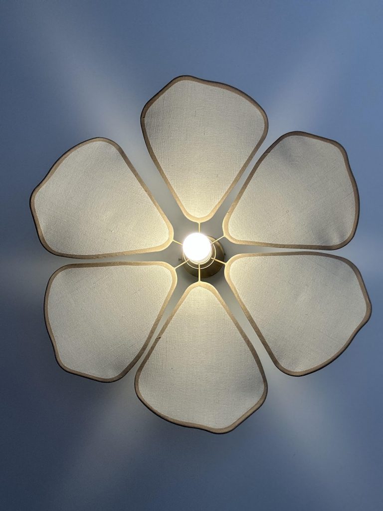 Suspension fleur en tissu diffusant un éclairage intérieur doux et naturel projet Lunello